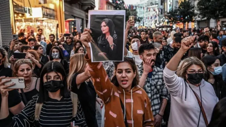 Iranul a dizolvat poliția moravurilor, responsabilă de moartea tinerei care nu purta hijabul corect