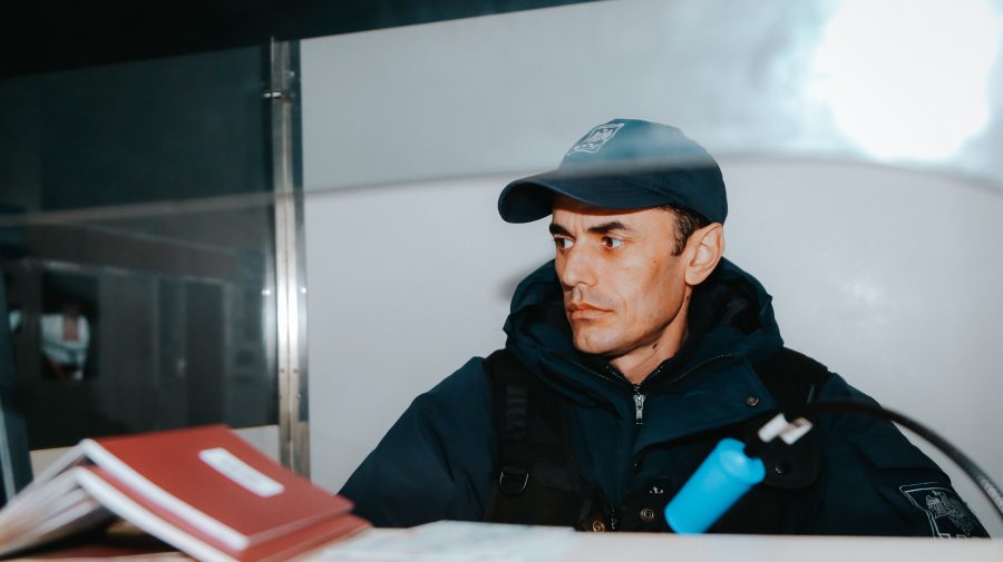 FOTO Un moldovean și-a perfect ilegal pașaportul românesc. Câți bani a „închinat” intermediarului