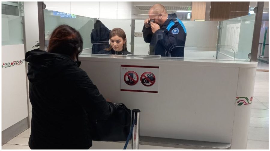 Prin Moldova în Ucraina, cu act fals. O cetățeancă a Indiei a făcut cale întoarsă de pe Aeroportul din Chișinău