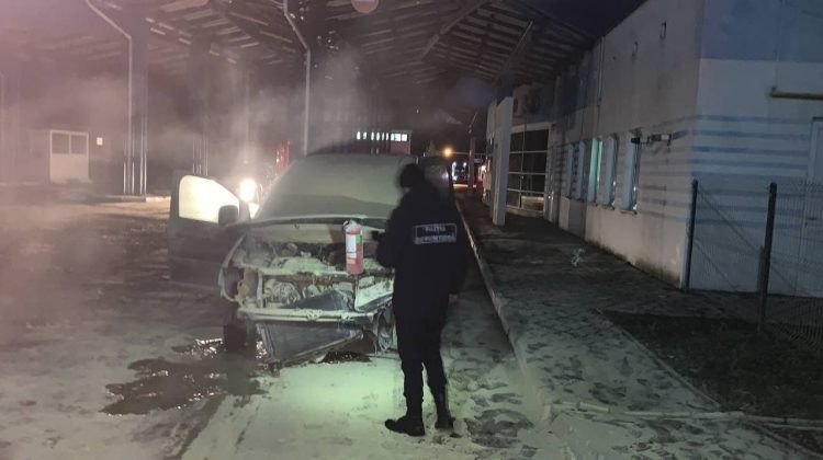 FOTO Ghinion pentru un șofer! Mașina i-a luat foc chiar în incinta punctului de control, în timp ce pleca din țară