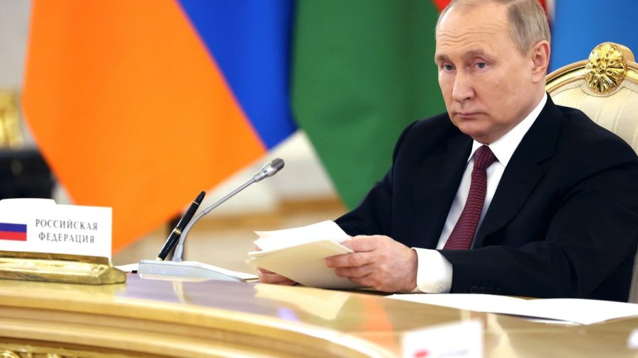 O nouă lege semnată de Putin interzice protestele în spaţiul public și introduce amenzi pentru „propaganda LGBT“