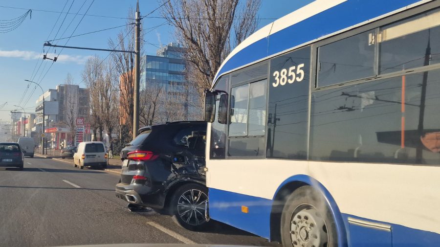 FOTO, VIDEO Accident violent în Capitală: Un BMW, tamponat lateral de troleibuz