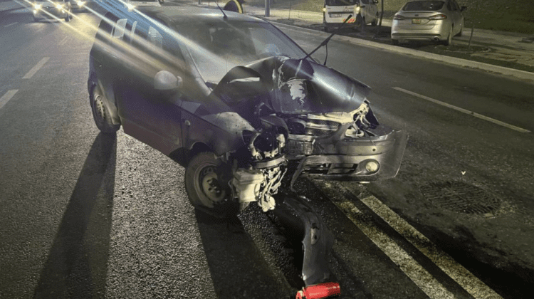 FOTO S-a născut în cămașă! Un șofer a supraviețuit, după ce a ajuns cu mașina într-un pilon de beton