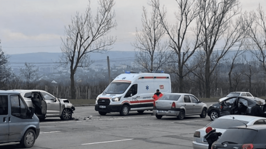 FOTO Accident cu implicarea unui taxi, la intrarea în Ialoveni. O minoră a avut nevoie de îngrijiri medicale