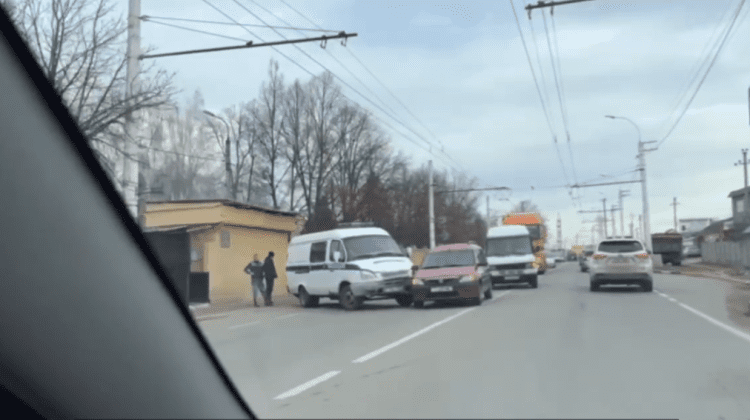 VIDEO Accident cu implicarea miliției transnistrene în stânga Nistrului: Microbuzul s-a tamponat cu o Dacia