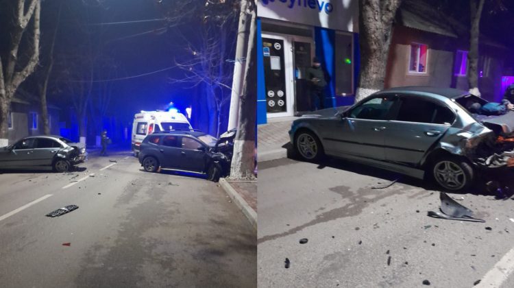 FOTO Un șofer beat, la spital, după ce s-a izbit cu Dacia de un BMW. Mașinile au fost proiectate în copaci