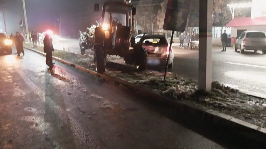 FOTO Accident cu implicarea unui tractor. Șoferul urcase băut la volan