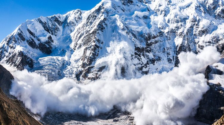 Avalanşă într-o staţiune din Austria. Zece oameni au fost îngropaţi în zăpadă