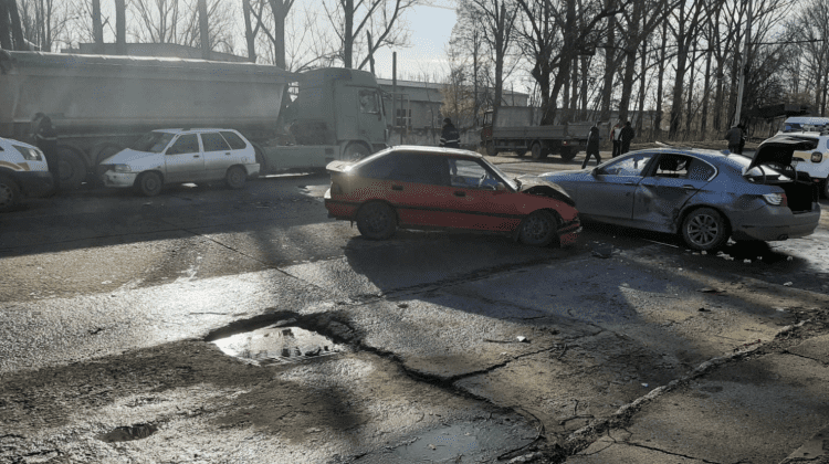 FOTO Mai multe mașini și un camion – implicate într-un accident, la Bălți. A intervenit și ambulanța
