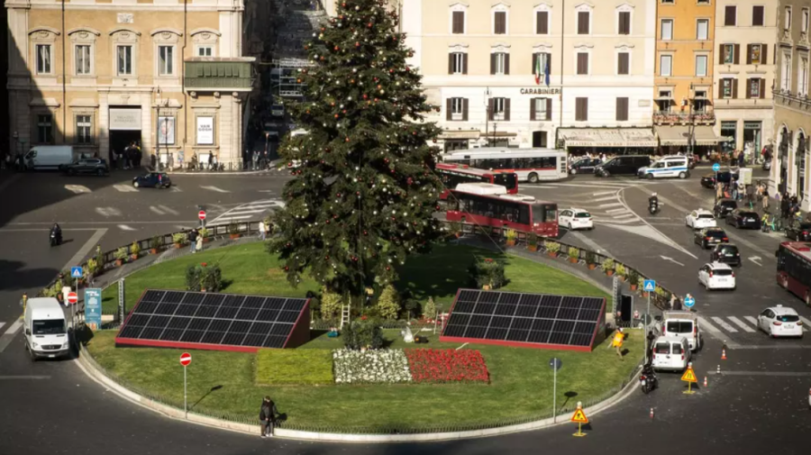 Scandal la Roma din cauza bradului de Crăciun dotat cu panouri solare! Vezi ce a stârnit furia locuitorilor
