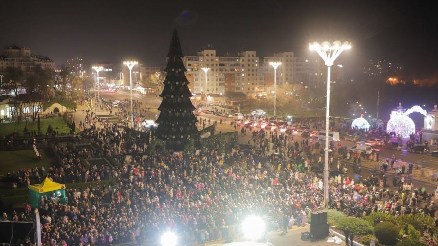 VIDEO Atmosferă de sărbătoare la Tiraspol! Au fost aprinse luminițele pe pomul de Crăciun