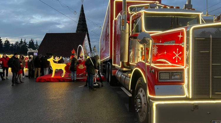 GALERIE FOTO Renumitul camion a lui Moș Crăciun a ajuns la Chișinău! Află unde staționează