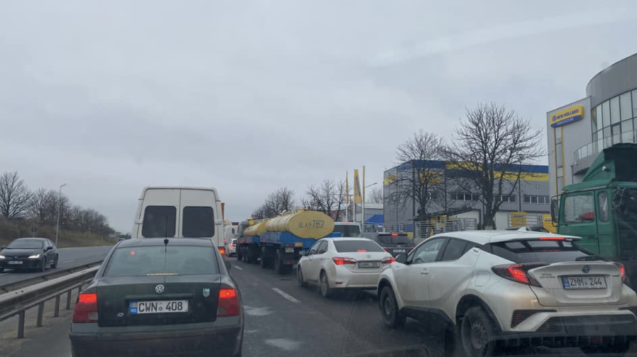 VIDEO Carambol la ieșirea din Stăuceni. Au fost implicate 10 unități de transport