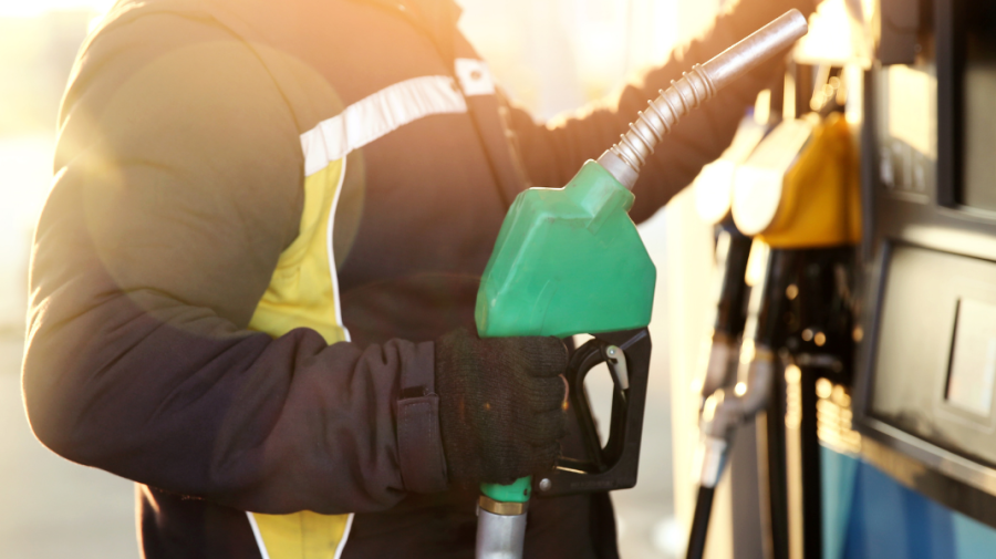 Carburanții vor fi mai scumpi vineri. Vezi cât va costa un litru de motorină