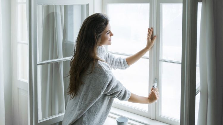Tu știi cât timp e recomandat să lași geamurile deschise iarna? Află beneficiile acestui obicei asupra sănătății tale