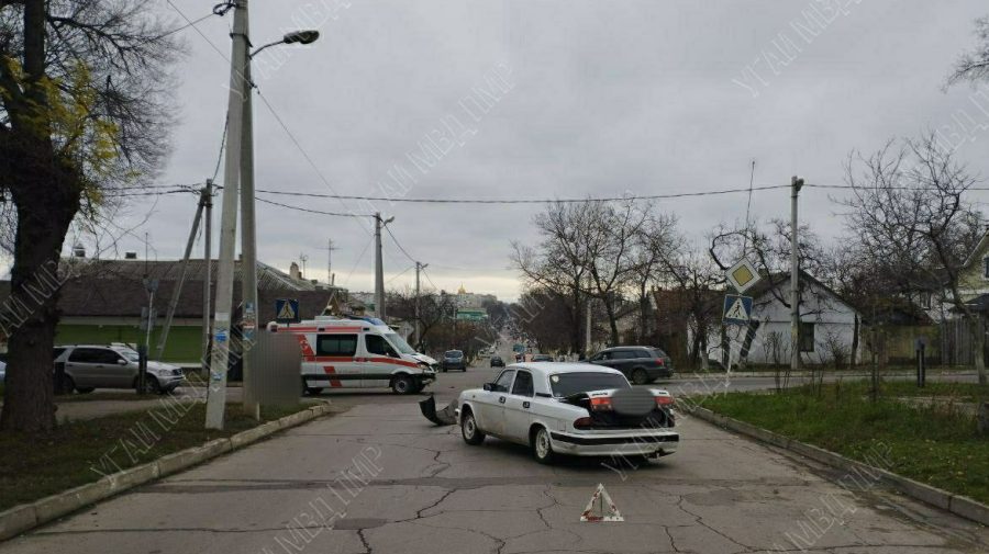 FOTO Accident rutier în stânga Nistrului. O ambulanță a intrat în coliziune cu o Volga