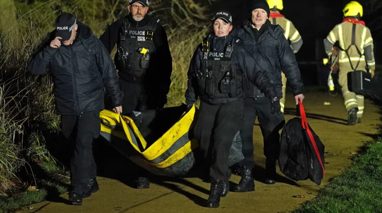 Patru copii sunt în stare critică după ce au căzut într-un lac înghețat pe care se jucau, în Anglia