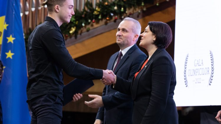 FOTO Cei mai buni elevi și profesori, premiați pentru rezultate remarcabile la concursuri regionale și internaționale