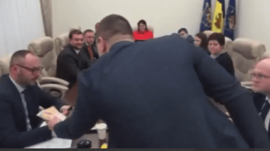VIDEO Spectacol la ședința CSP! Grigorciuc a aruncat în Litvinenco cu euro „de la Plahotniuc”