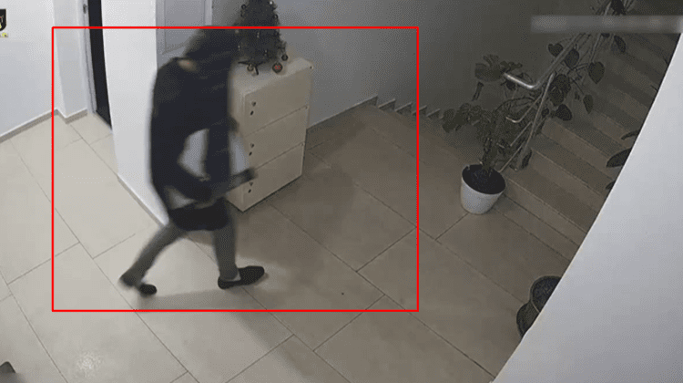 VIDEO Șase dintr-o lovitură! Momentul în care un individ fură laptopuri dintr-un oficiu din Capitală