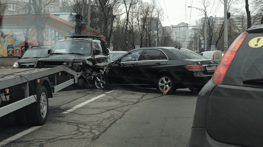 FOTO Accident scump în Capitală. Trei automobile de lux au fost puternic avariate