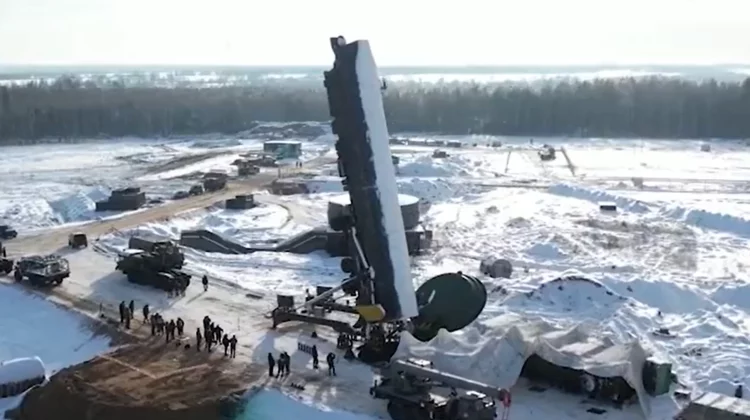 VIDEO Rusia publică imagini cu încărcarea unei rachete balistice intercontinentale într-un siloz de lansare