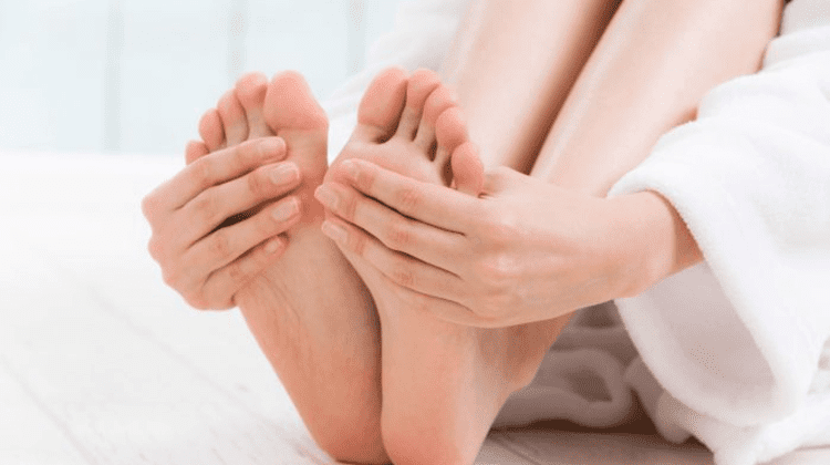 Crampe și dureri în picioare? Ce boală pot ascunde și cum se tratează