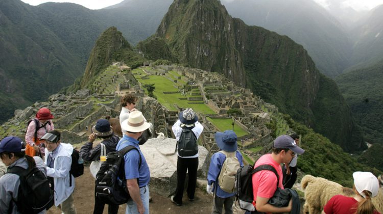 Sute de turiști, blocați la poalele Machu Picchu. De ce nu mai circulă trenurile?