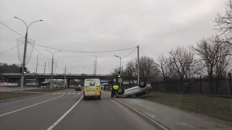 VIDEO Ți se oprește inima! Momentul în care un automobil se răstoarnă, pe strada Albișoara