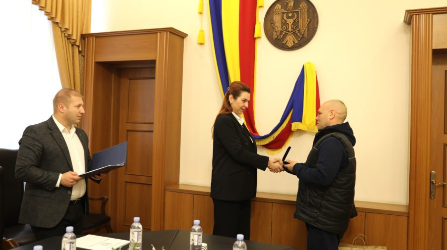 FOTO Bărbatul care a reținut un infractor din Capitală – menționat de MAI. Ce distincție i-a conferit Ana Revenco