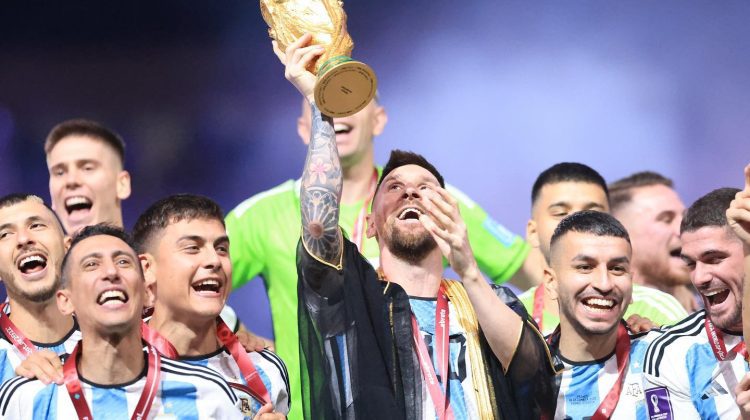 Un milion de dolari pentru mantia îmbrăcată de Messi după ce a câștigat Cupa Mondială. Cine oferă suma fabuloasă