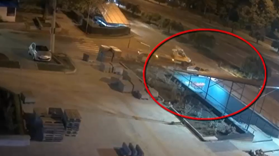 VIDEO Rușinos! Momentul în care doi tineri fură un automobil. Ce riscă