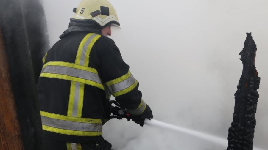 Incendiu puternic într-o casă din Bălți. Două persoane au fost evacuate din locuință