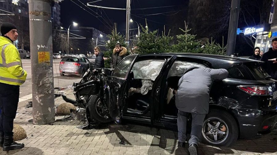 FOTO VIDEO Accident nocturn în capitală. Un șofer a intrat cu mașina într-un pilon