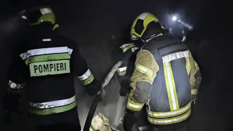 FOTO Incendiu devastator într-o casă din Chișinău. Un bărbat a fost salvat de pompieri