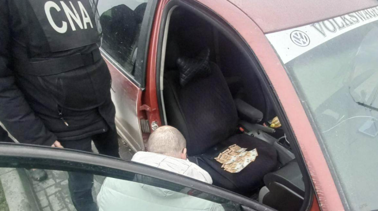 Polițist din Drochia – încătușat de CNA! Pentru ce a primit 1000 de euro