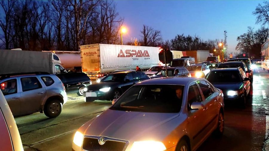 FOTO Trafic intensiv la Leușeni și Sculeni. Zeci de mașini fac coadă pe sensul de intrare în țară