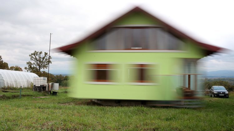 VIDEO Un constructor turc şi-a făcut o casă care se roteşte după soare. Cum arată locuința?