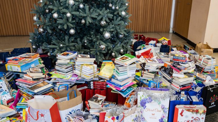 Peste 2000 de cărți, donate în cadrul campaniei „Biblioteca de sub brad”. Ce a pus prim-minsitra sub pomul de Crăciun