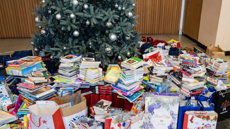 Peste 2000 de cărți, donate în cadrul campaniei „Biblioteca de sub brad”. Ce a pus prim-minsitra sub pomul de Crăciun