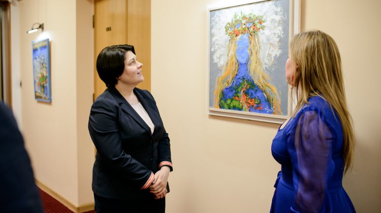„Lumile femeii”, mai aproape de miniștri. Două pictorițe și-au expus lucrările pe holul Guvernului