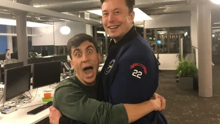 VIDEO Elon Musk a îmbrățișat în sfârșit un fan, care de câteva luni venea în fiecare zi la biroul Twitter