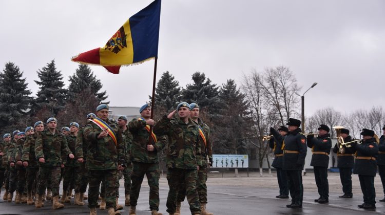 FOTO Contingentul Armatei Naţionale KFOR-17 a revenit acasă din Kosovo. Militarii au fost decorați cu distincții