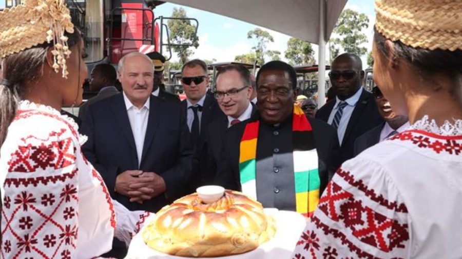 Lukașenko în Africa: Îi mulțumesc Occidentului pentru sancțiuni. Tractoarele noastre nu ar fi stat pe acest câmp