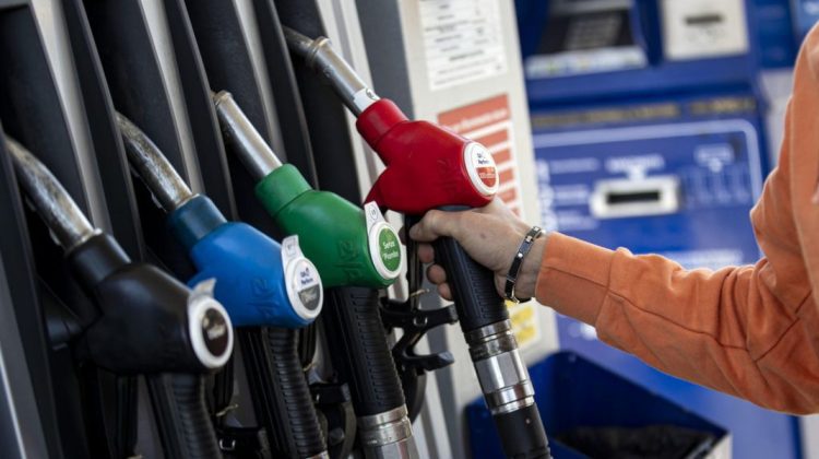 Veste rea pentru șoferi! Benzina s-a scumpit cu 70 de bani. Cât costă azi motorina