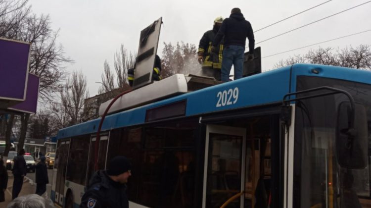 VIDEO Fum dens la Bălți! Un troleibuz nou a luat foc din mers