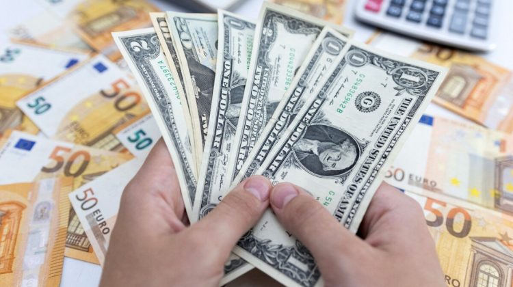 CURS VALUTAR 4 ianuarie: Euro se ieftinește cu 29 de bani. Ce se întâmplă cu dolarul