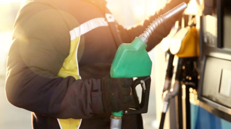 Prețurile carburanților o iau razna! Șoferii vor cumpăra joi benzină și motorină mai scumpă