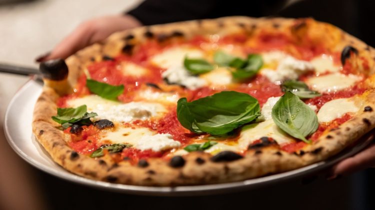 Act de bunătate! Proprietarul unui restaurant oferă pizza gratis tuturor locuitorilor din oraș