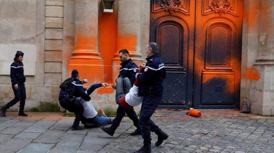 FOTO Activiștii pentru climă dau din nou lovitura. Au stropit cu vopsea intrarea în reședința premierului Franței